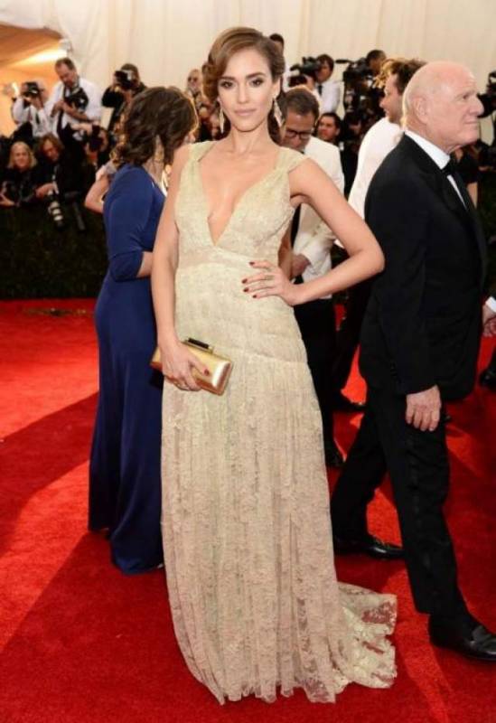 
            Самые роскошные декольте западных и российских звезд        