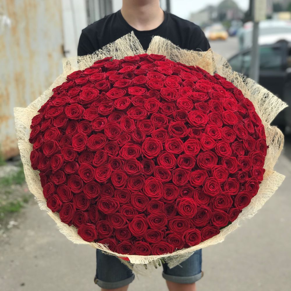 Доставка букетов роз по Москве и Московской области