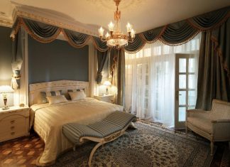 Античные мотивы в декоре: использование антикварных штор в спальне