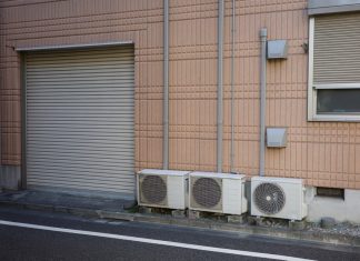 Как выбрать корзину для кондиционера на фасад дома?