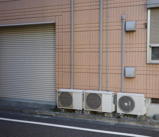 Как выбрать корзину для кондиционера на фасад дома?