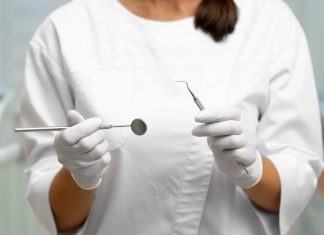 Стоит ли бояться установки имплантов: разрушаем мифы