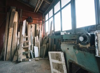 Защита от вандалов: как антивандальные LED светильники повышают безопасность промышленных объектов