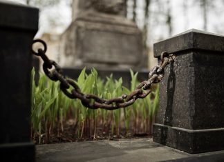 Обслуживание и замена оград на местах захоронения: забота о памяти