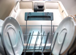 Аварийный ремонт: быстрое устранение последствий протечки в посудомоечной машине