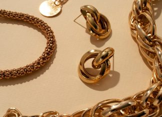 Как правильно сочетать бижутерию и одежду: современные тренды и советы по созданию стильного образа