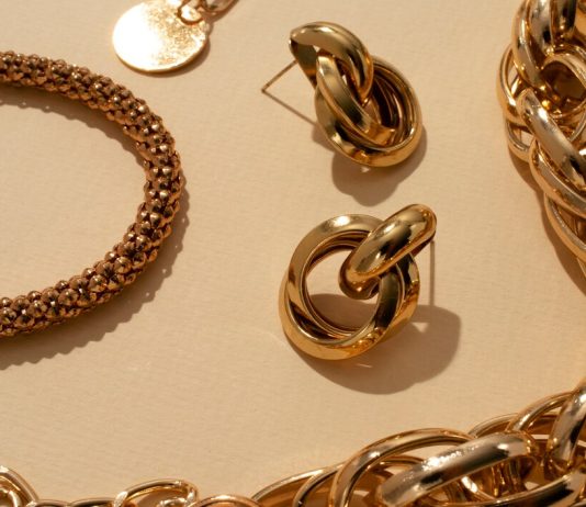 Как правильно сочетать бижутерию и одежду: современные тренды и советы по созданию стильного образа