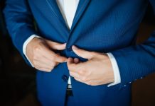 Как правильно хранить мужской костюм