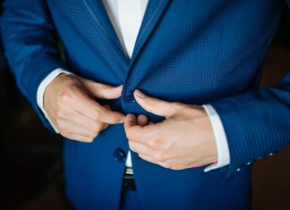 Как правильно хранить мужской костюм