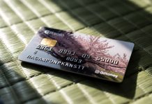 Наклейки на банковские карты: как сделать персонализацию безопасной