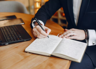 Штатный юрист или юридический аутсорсинг: где на самом деле теряет деньги российский бизнес?