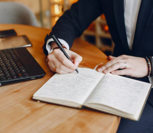 Штатный юрист или юридический аутсорсинг: где на самом деле теряет деньги российский бизнес?