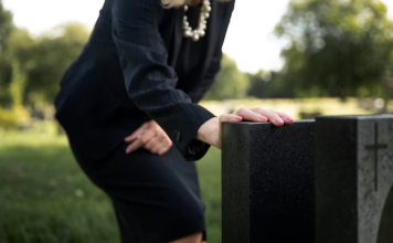 Особенности эксклюзивных памятников на могилу: индивидуальность, символика и статус