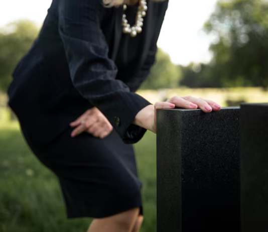 Особенности эксклюзивных памятников на могилу: индивидуальность, символика и статус