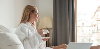 Классический двухместный номер с одной кроватью: комфортный выбор для отдыха и деловых поездок