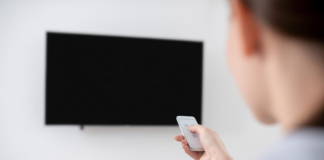 Почему телевизор перестал показывать: основные причины и способы решения