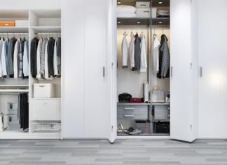 Распашные шкафы в интерьере: стильное и практичное решение для хранения