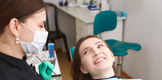 Профессиональная чистка зубов: почему она необходима для здоровья улыбки