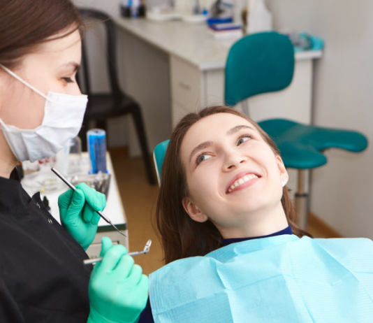 Профессиональная чистка зубов: почему она необходима для здоровья улыбки