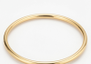 Браслеты-обручи из гладкого желтого золота: абсолютный минимализм для уверенных в себе женщин