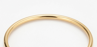 Браслеты-обручи из гладкого желтого золота: абсолютный минимализм для уверенных в себе женщин
