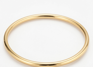 Браслеты-обручи из гладкого желтого золота: абсолютный минимализм для уверенных в себе женщин