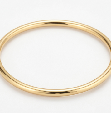 Браслеты-обручи из гладкого желтого золота: абсолютный минимализм для уверенных в себе женщин