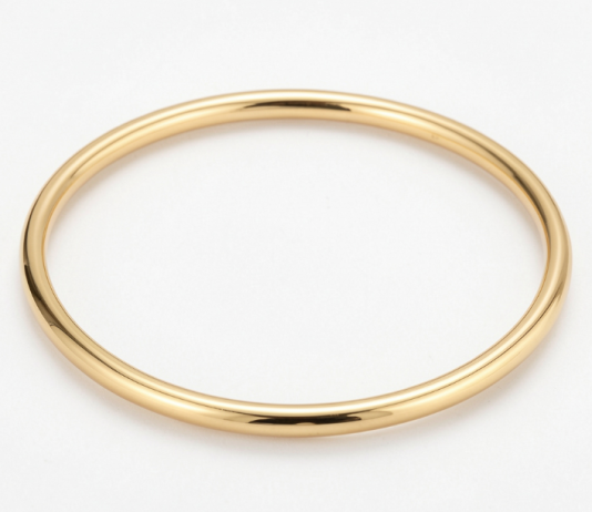 Браслеты-обручи из гладкого желтого золота: абсолютный минимализм для уверенных в себе женщин