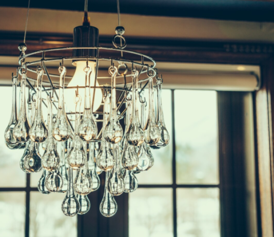 Люстра в интерьере: как выбрать идеальное освещение для дома