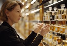 Где лучше покупать духи: офлайн или интернет? Разбираем все за и против Где лучше покупать духи: офлайн или интернет? Разбираем все за и против