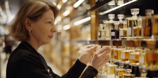 Где лучше покупать духи: офлайн или интернет? Разбираем все за и против Где лучше покупать духи: офлайн или интернет? Разбираем все за и против